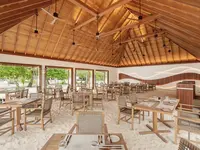 Restauracja w Meeru Island Resort z drewnianym sufitem