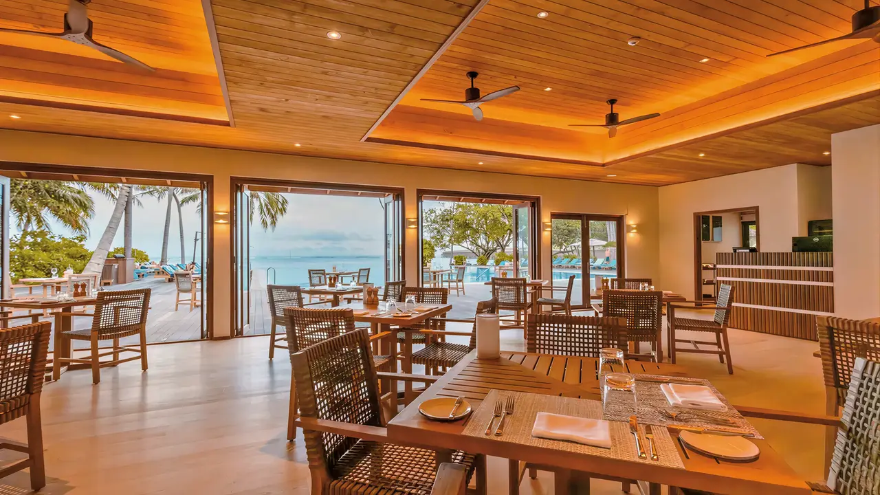 Restauracja w Meeru Island Resort z widokiem na morze