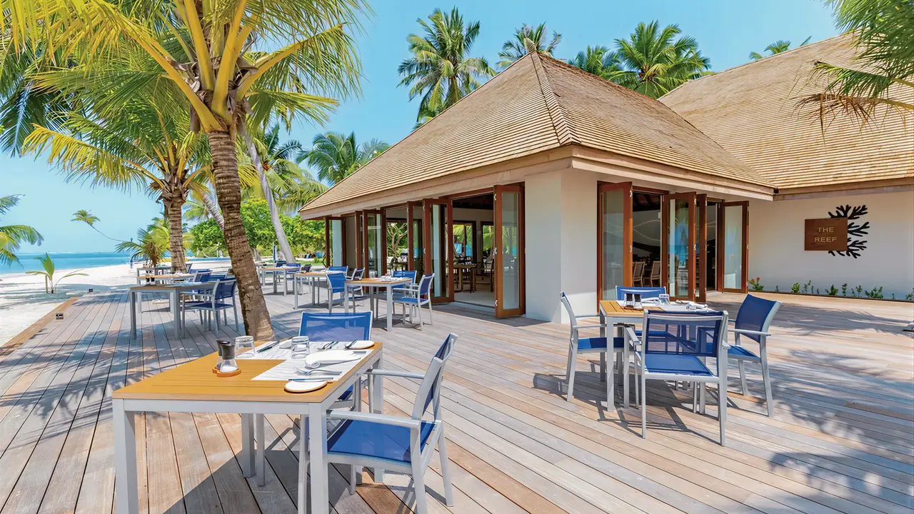Restauracja na tarasie w Meeru Island Resort