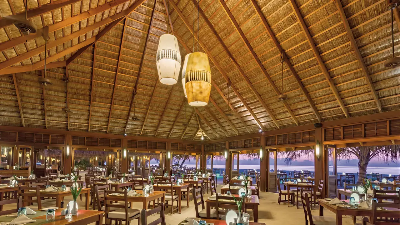 Restauracja w Meeru Island Resort z krytym dachem