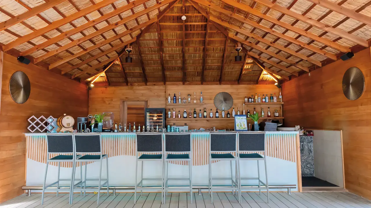 Bar z hokerami w Meeru Island Resort
