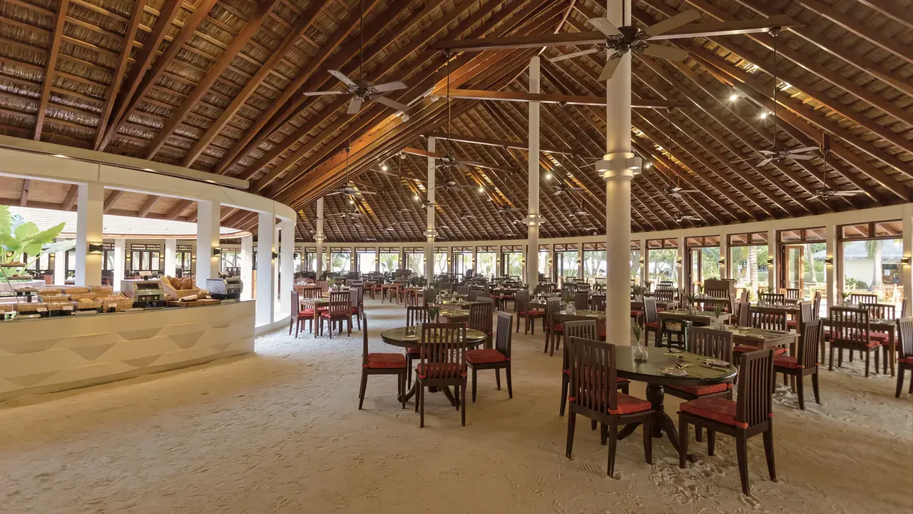 Restauracja w Meeru Island Resort z krytym dachem