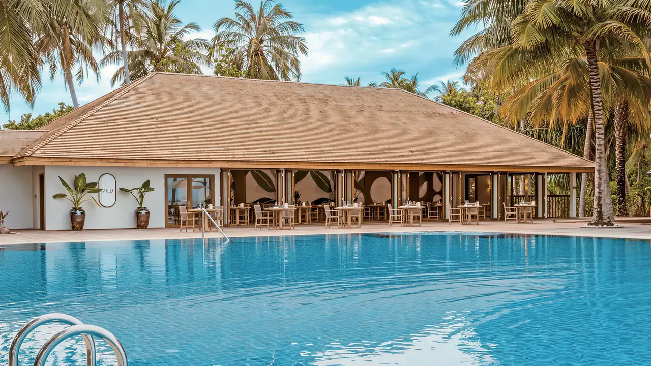 Basen przy restauracji w Meeru Island Resort