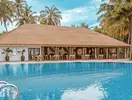 Basen przy restauracji w Meeru Island Resort