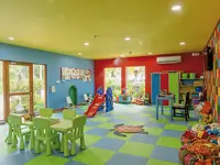 Kolorowy pokój dziecięcy w Meeru Island Resort