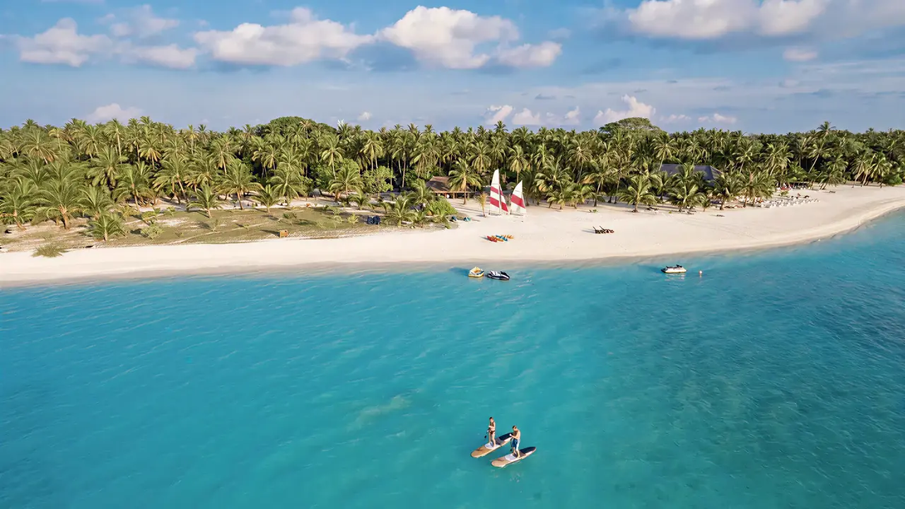 Osoby na deskach SUP w Meeru Island Resort