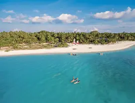 Osoby na deskach SUP w Meeru Island Resort