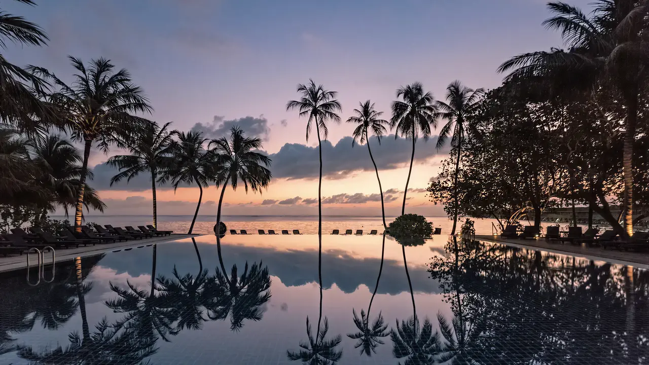 Basen infinity w Meeru Island Resort o zachodzie słońca