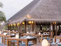Restauracja w Meeru Island Resort z krytym dachem