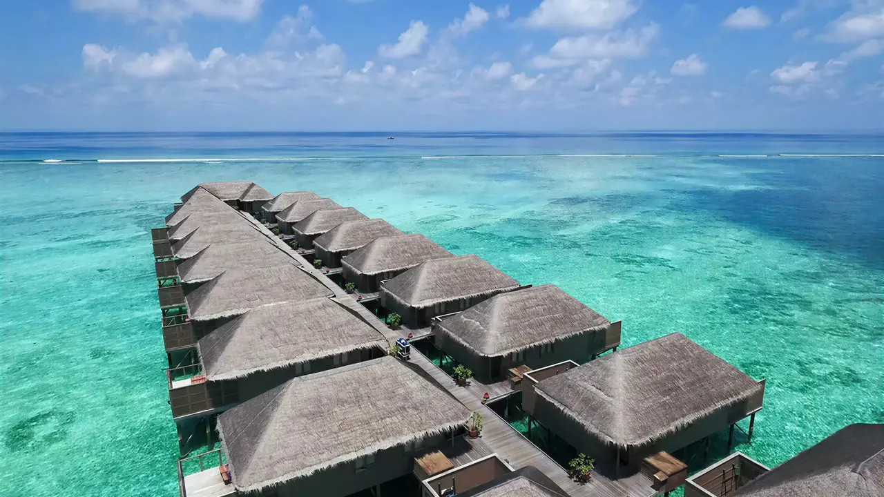 Widok na domki na wodzie w Meeru Island Resort