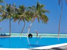 Basen infinity w Meeru Island Resort z widokiem na morze