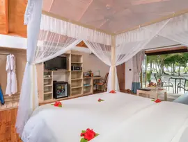 Sypialnia z łóżkiem w Meeru Island Resort