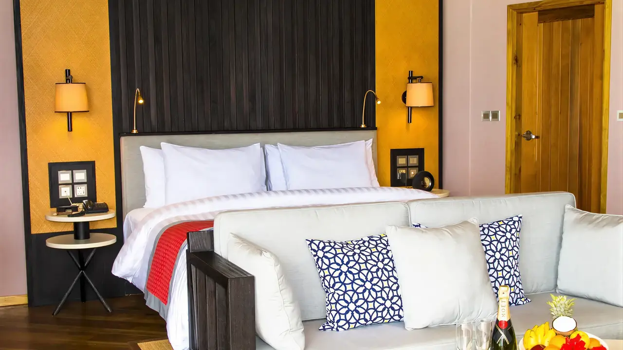 Pokój z łóżkiem i sofą w Meeru Island Resort
