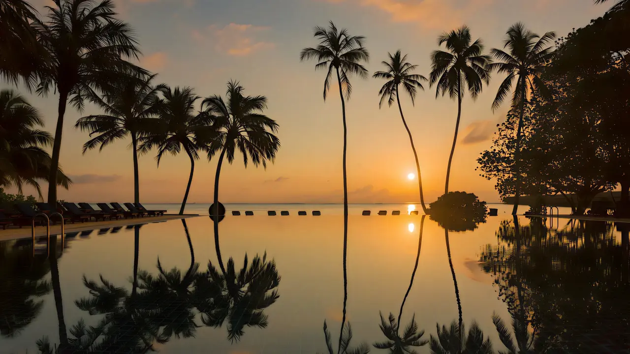 Basen w Meeru Island Resort podczas zachodu słońca