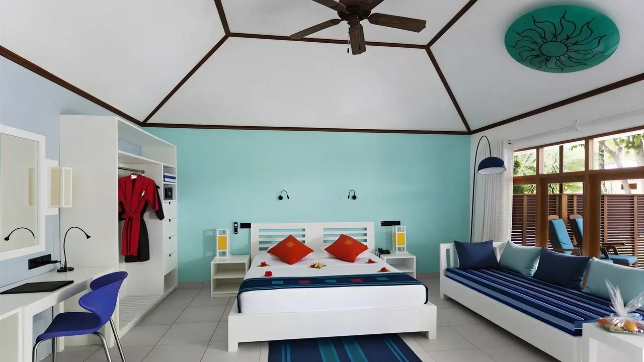 Nowoczesny pokój z łóżkiem w Meeru Island Resort