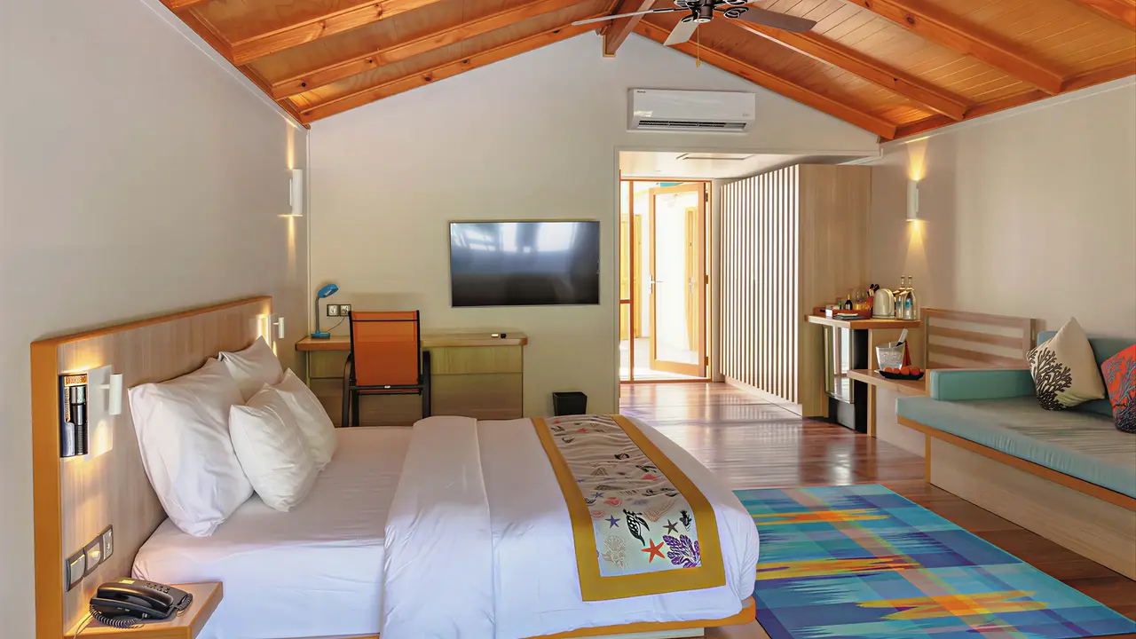 Wnętrze pokoju z łóżkiem w Meeru Island Resort