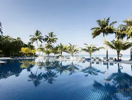 Basen z palmami w Meeru Island Resort
