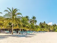Leżaki na piaszczystej plaży w Meeru Island Resort