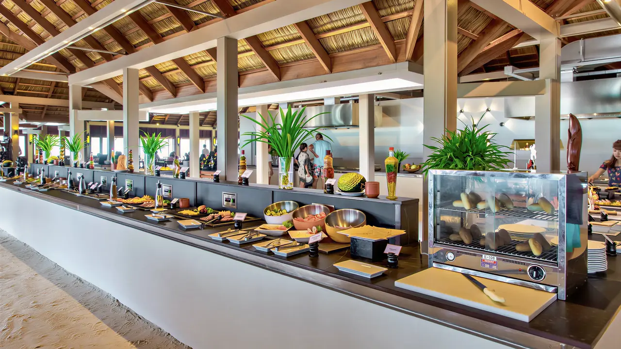 Bufet z jedzeniem w hotelu Meeru Island Resort