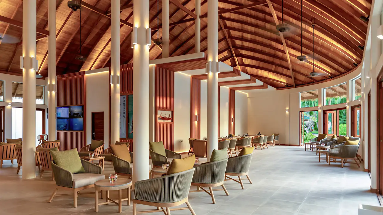 Wnętrze eleganckiego lobby w Meeru Island Resort z fotelami