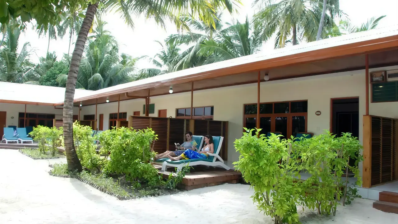Tarasy z leżakami przy pokojach w Meeru Island Resort