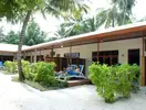 Tarasy z leżakami przy pokojach w Meeru Island Resort