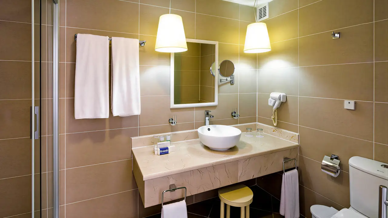 Łazienka w hotelu Melia Peninsula z umywalką i toaletą