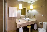 Łazienka w hotelu Melia Peninsula z umywalką i toaletą