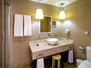 Łazienka w hotelu Melia Peninsula z umywalką i toaletą