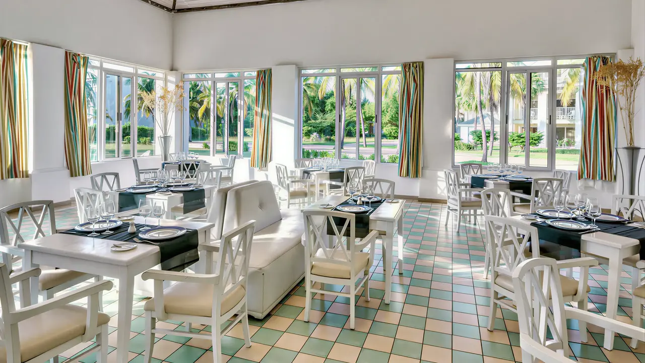 Jasna restauracja w Melia Peninsula z białymi meblami