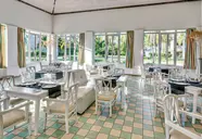 Jasna restauracja w Melia Peninsula z białymi meblami