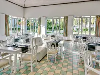 Jasna restauracja w Melia Peninsula z białymi meblami