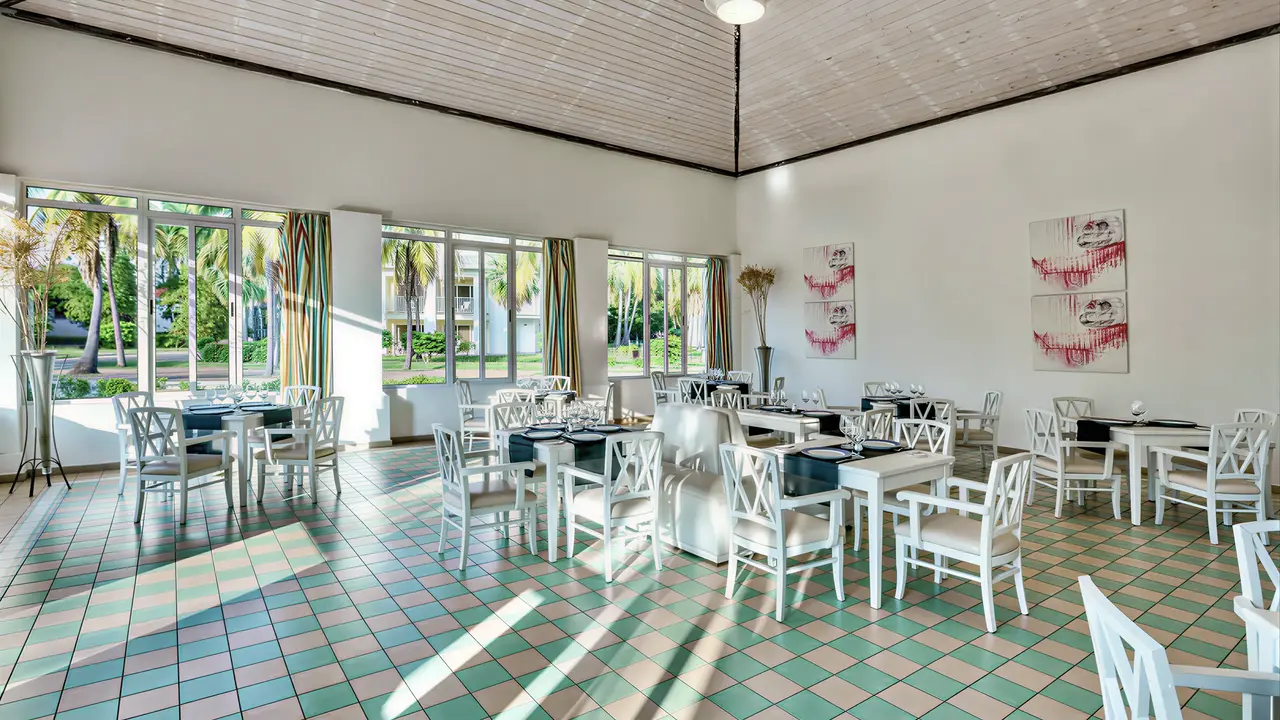 Jasna restauracja w Melia Peninsula z białymi meblami
