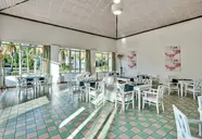 Jasna restauracja w Melia Peninsula z białymi meblami