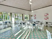 Jasna restauracja w Melia Peninsula z białymi meblami
