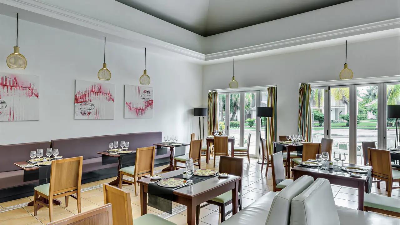 Elegancka restauracja w Melia Peninsula z nakrytymi stołami