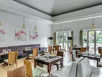 Elegancka restauracja w Melia Peninsula z nakrytymi stołami
