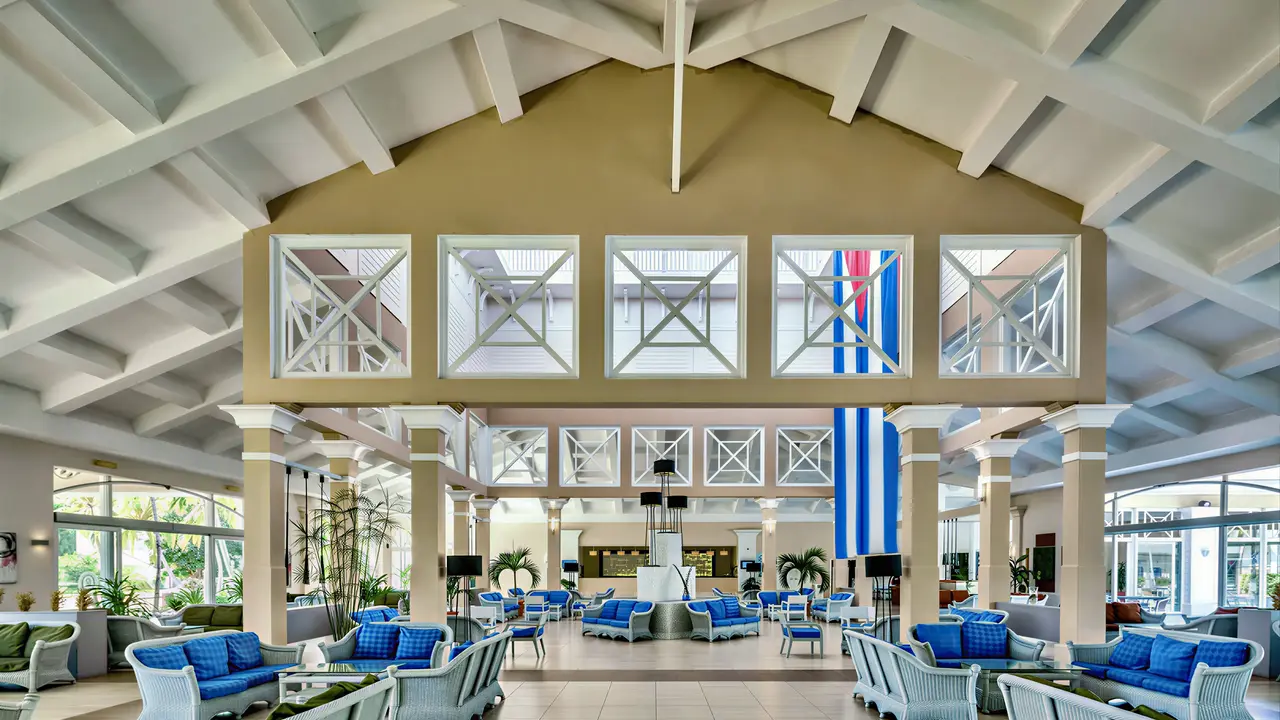Wnętrze eleganckiego lobby w Melia Peninsula