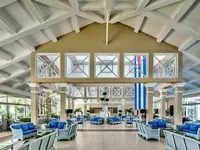 Wnętrze eleganckiego lobby w Melia Peninsula