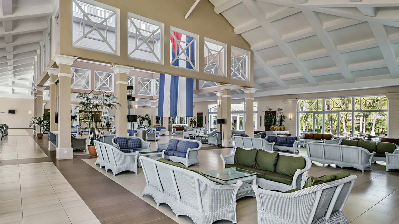 Jasny lobby z białymi meblami w Melia Peninsula