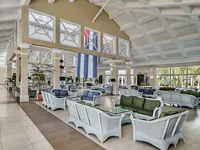 Jasny lobby z białymi meblami w Melia Peninsula
