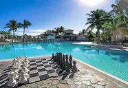 Basen i wielkie szachy w Melia Peninsula