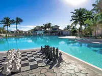 Basen i wielkie szachy w Melia Peninsula