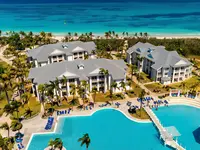 Widok na kompleks budynków i baseny Melia Peninsula