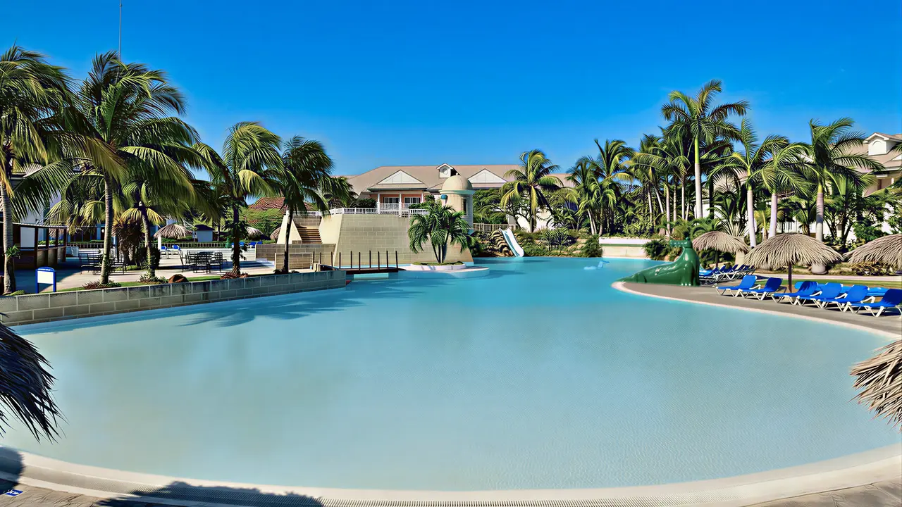 Duży basen z leżakami w Melia Peninsula
