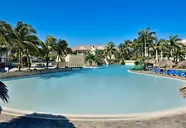 Duży basen z leżakami w Melia Peninsula