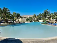 Duży basen z leżakami w Melia Peninsula