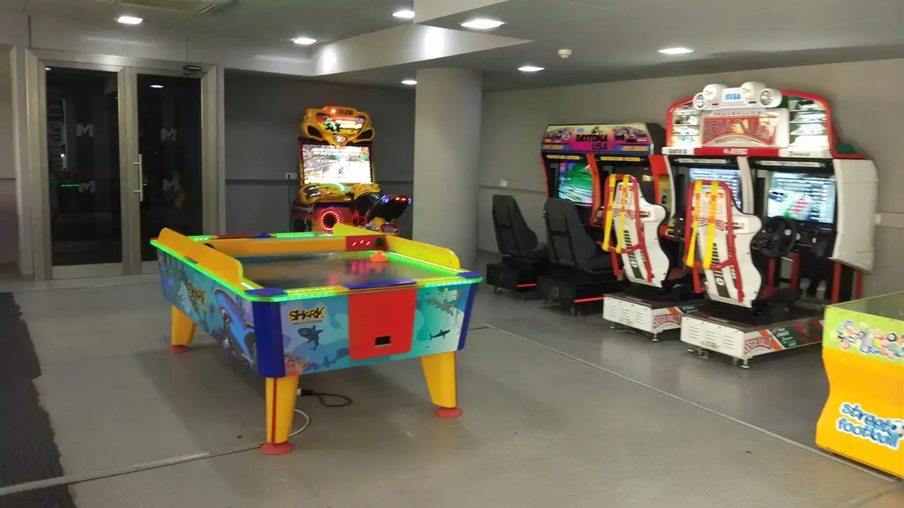 Sala gier w Mercury z automatami