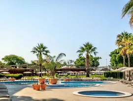 Baseny i leżaki w hotelu Mercury