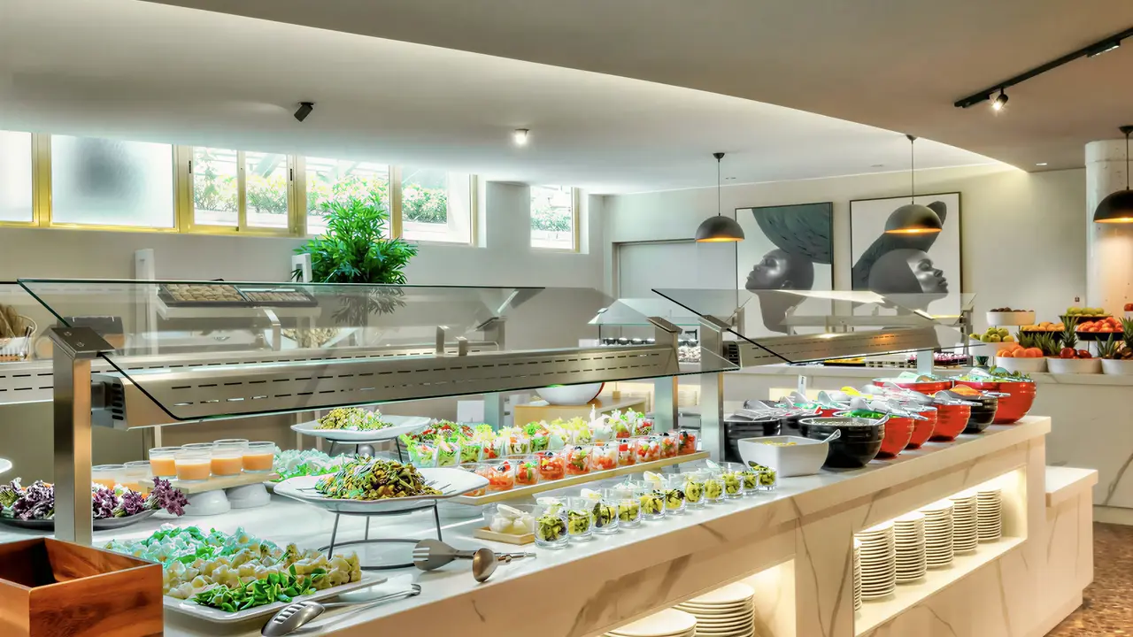 Bufet z jedzeniem w hotelu Mercury